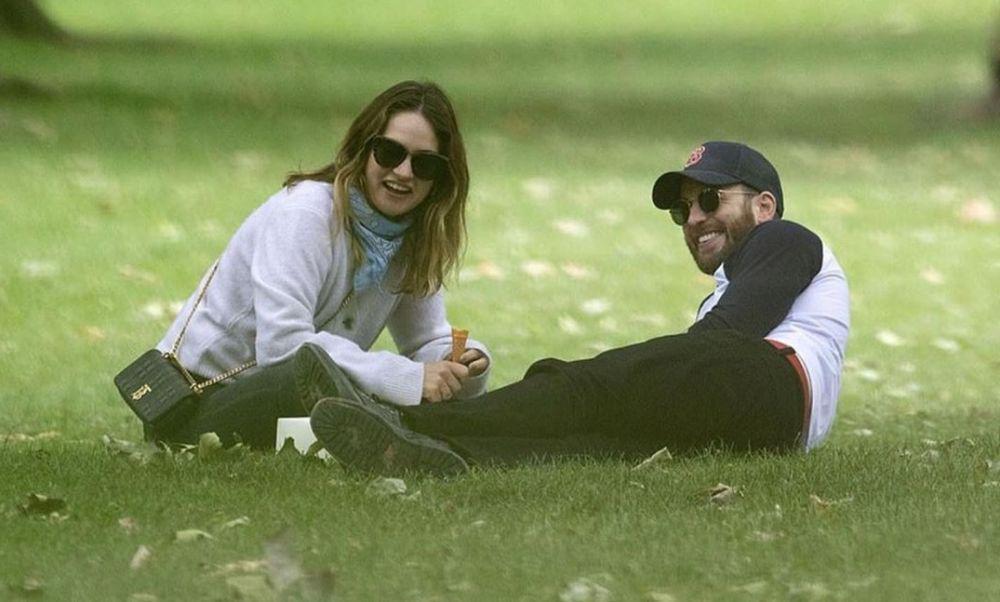 Dikabarkan Pacaran, 10 Momen Romantis Chris Evans dan Lily James