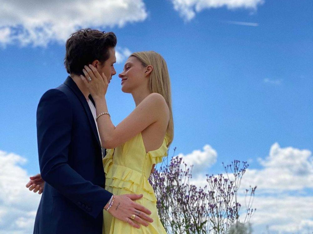 Resmi Bertunangan, 9 Potret Romantis Brooklyn Beckham dan Nicola Peltz