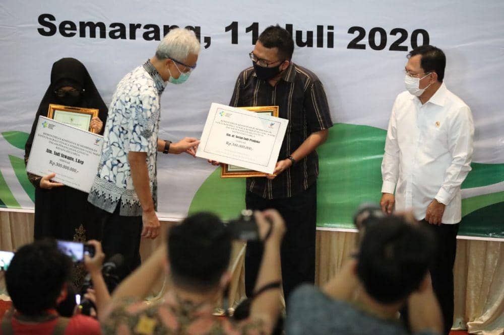 Sebuah bantuan diberikan kepada keluarga dokter yang meninggal karena terkena COVID-19. Dok humas Pemprov Jateng