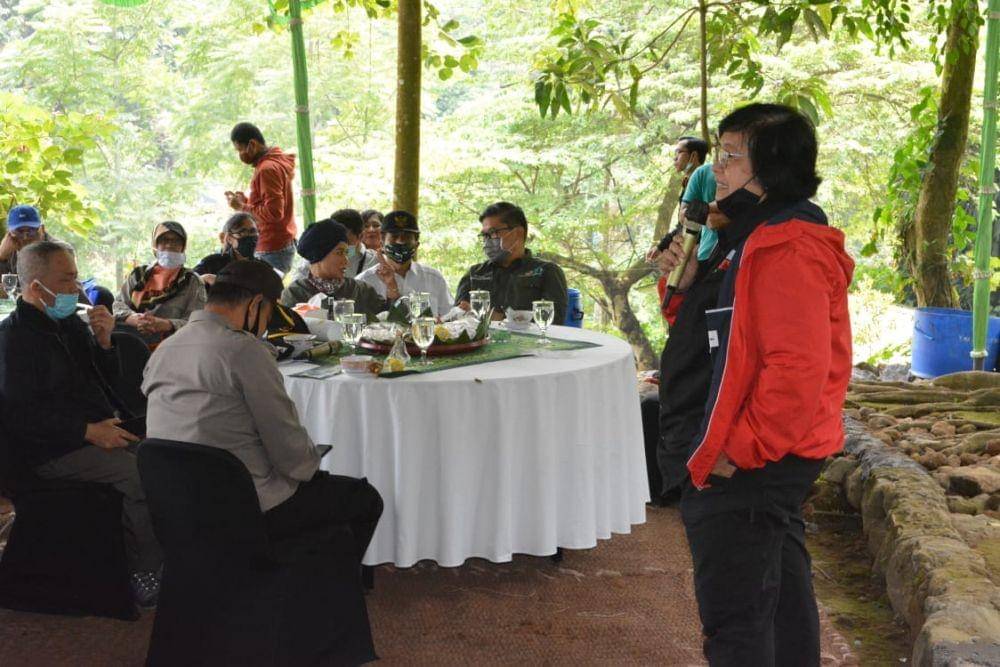 Menteri Siti Nurbaya Bakar saat meninjau Grojogan Sewu. Dok Humas BKSDA Jateng