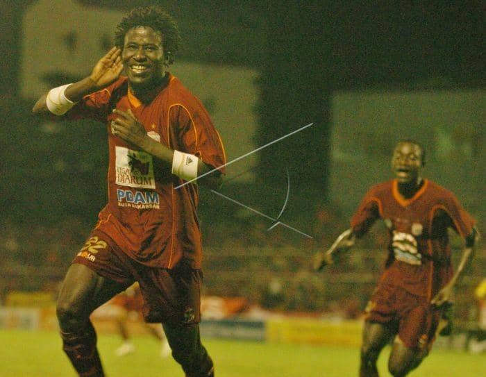 Pemain PSM Makassar, Ouadja Sakibou (kiri) berlari bersama rekannya Ali Khadafi (kanan) saat bertanding dengan Permin Minahasa, dalam lanjutan Liga Indonesia 2007 di Stadion Mattoanging Makassar, Minggu (23/12/2007). (ANTARA FOTO/Yusran Uccang)