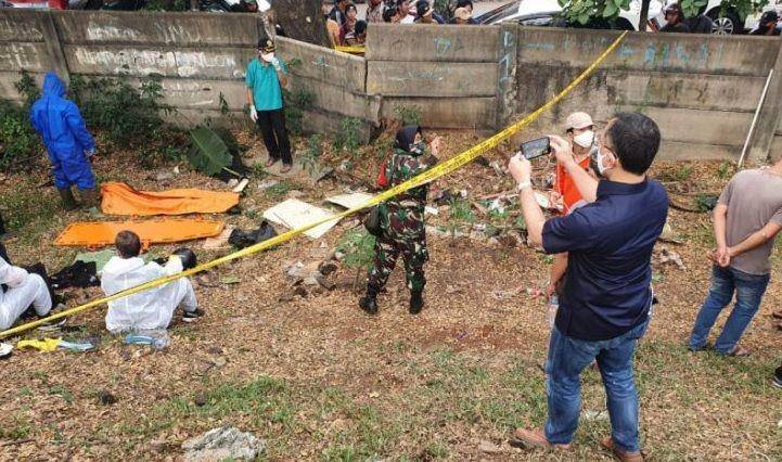 Polisi dan TNI melakukan evakuasi dan identifikasi jenazah editor Metro TV bernama Yodi Prabowo di pinggir Tol JORR Jalan Ulujami Raya, Pesanggrahan, Jakarta Selatan, Jumat (10/7/2020). (ANTARA News/Laily Rahmawaty)