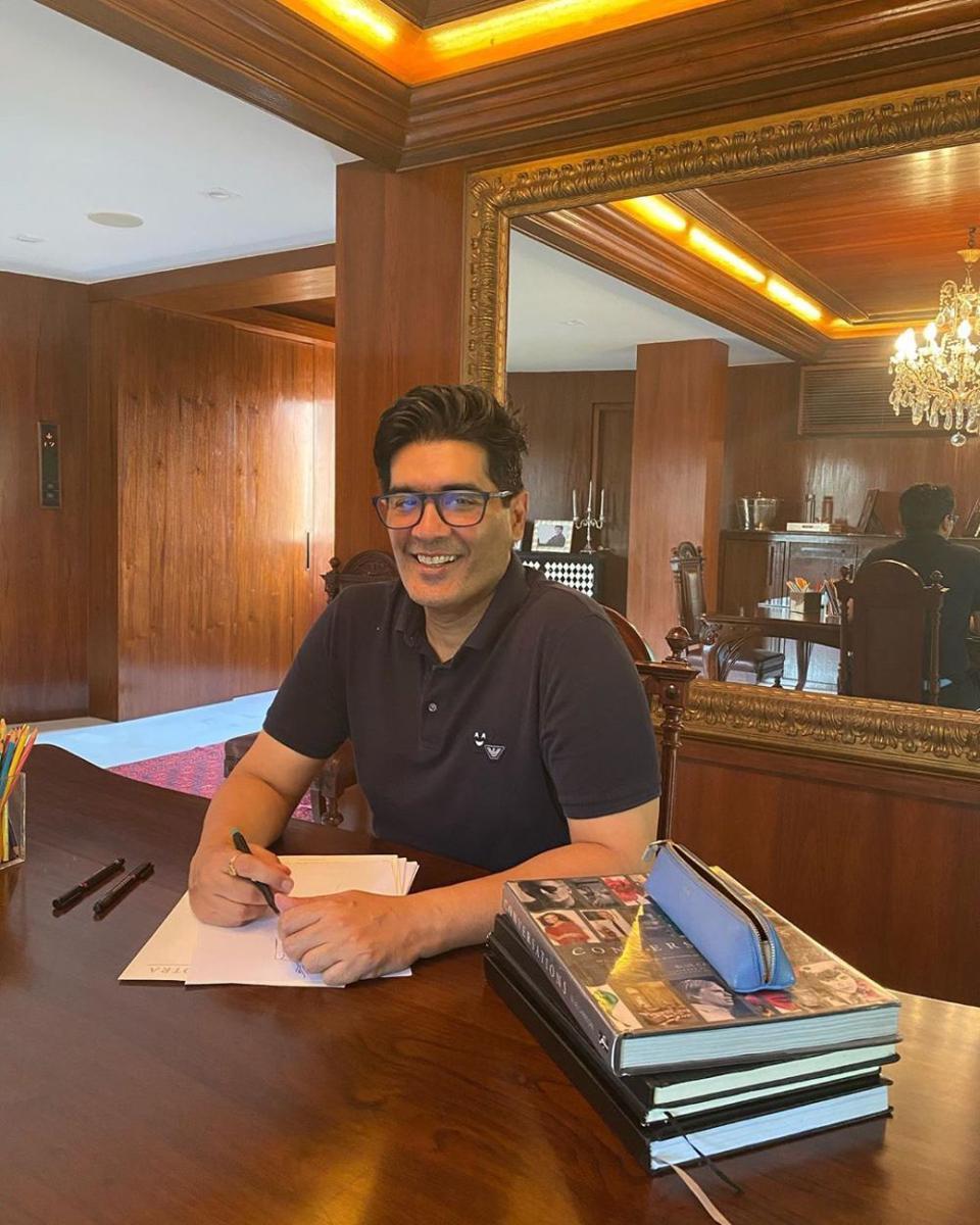10 Potret Desainer Manish Malhotra, Langganan Para Artis Bollywood