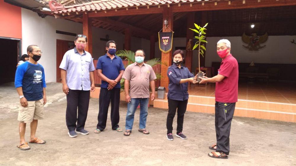 Pejabat DLH Sleman menyerahkan bibit pohon beringin di Wonorejo, Sleman, 12 Juli 2020. Dokumentasi FKSS