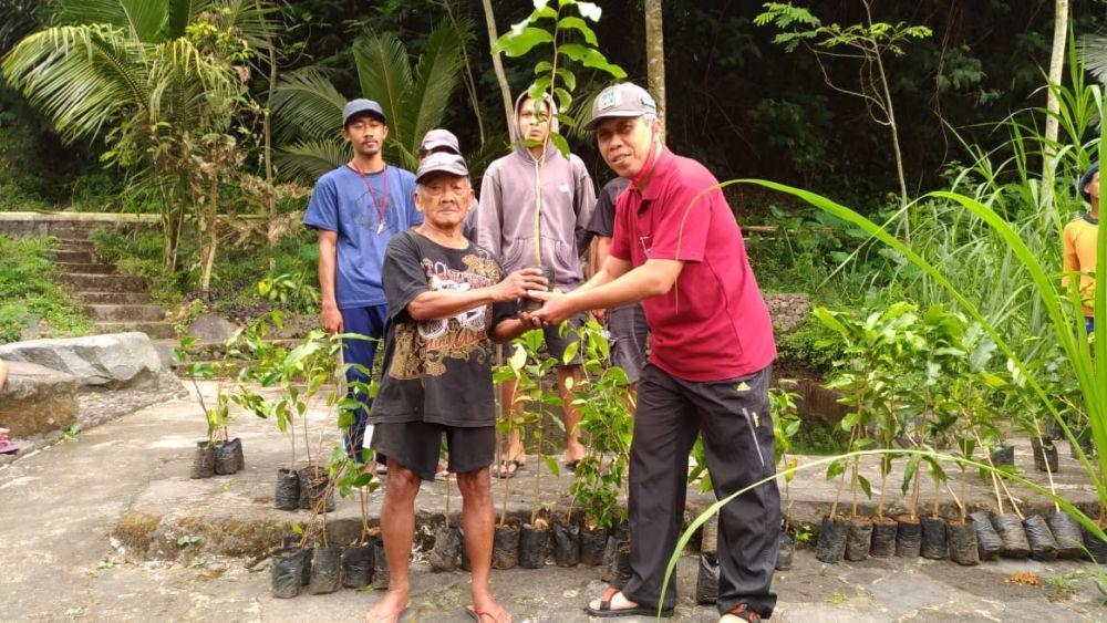 Penyerahan bibit pohon gayam kepada warga bantaran Sungai Boyong, Sleman,12 Juli 2020. Dokumentasi FKSS