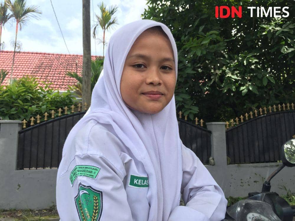 Siswa hari pertama masuk sekolah dengan seragam (IDN Times/Indah Permata Sari)