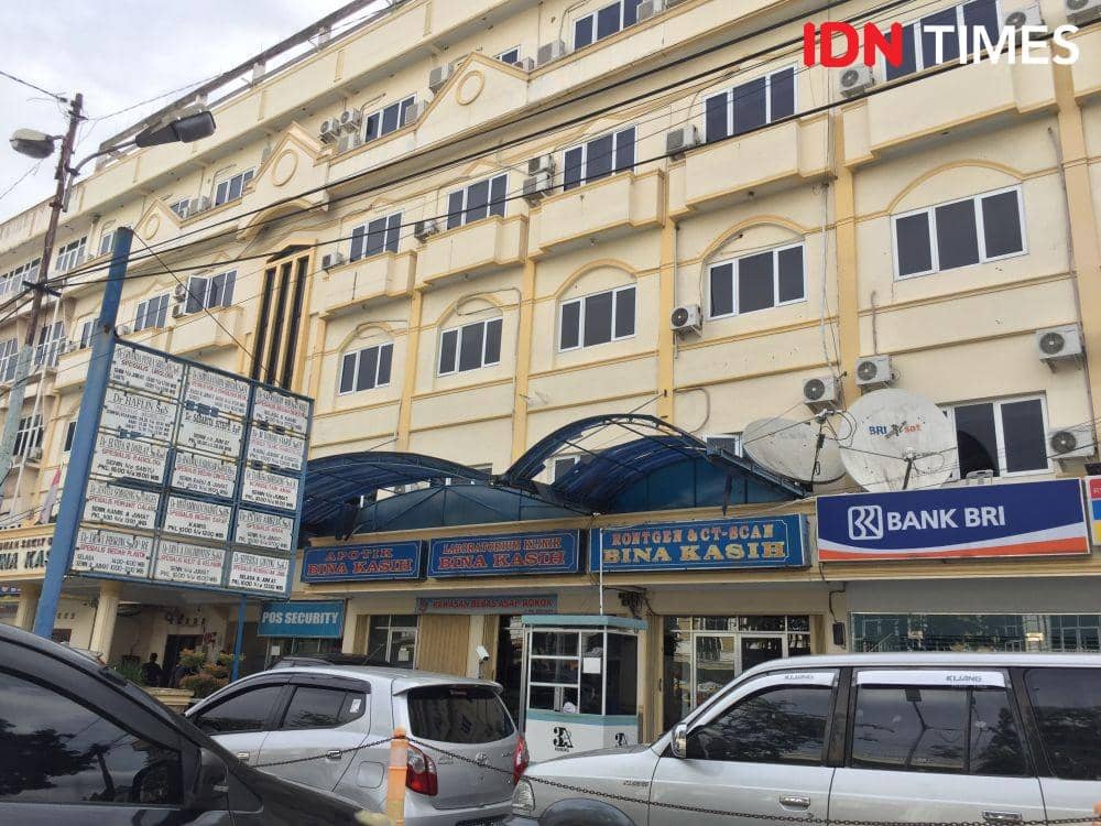 Seorang pasien yang telah melahirkan berstatus COVID-19 di rujuk ke RS. Bina Kasih Medan (Indah Permata Sari/IDN Times)
