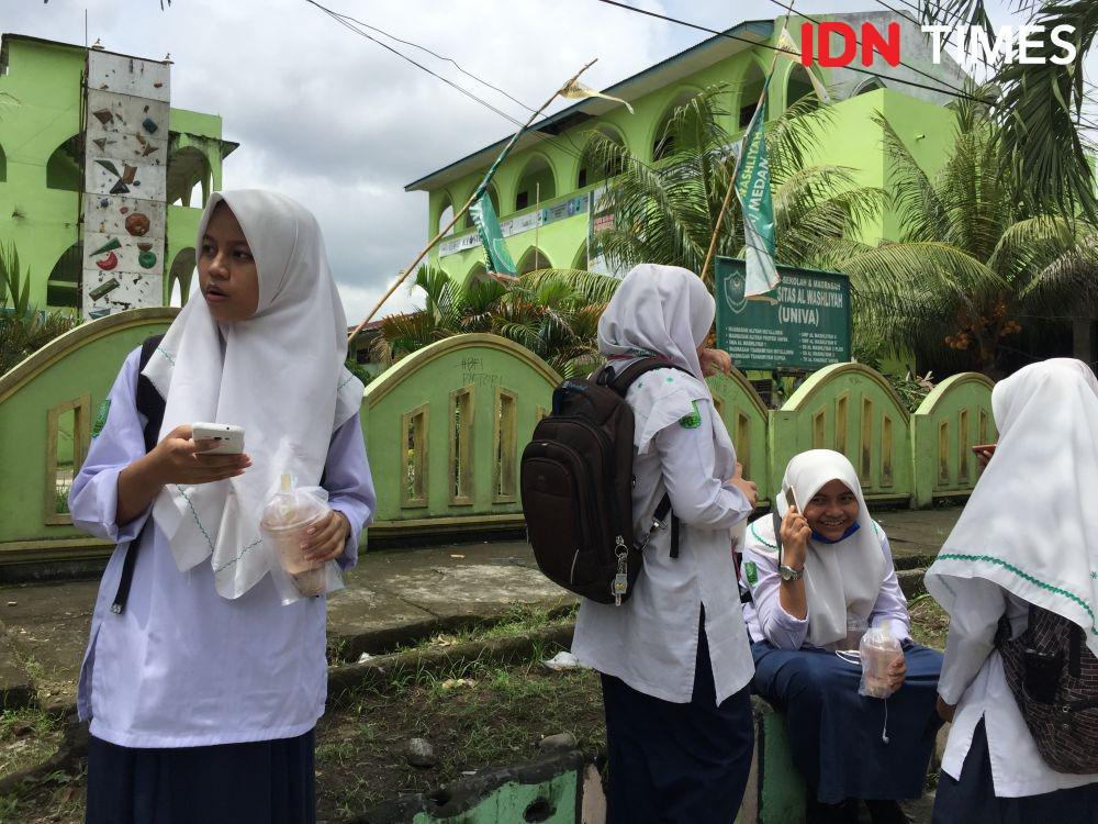Siswa hari pertama masuk sekolah dengan seragam (Indah Permata Sari)