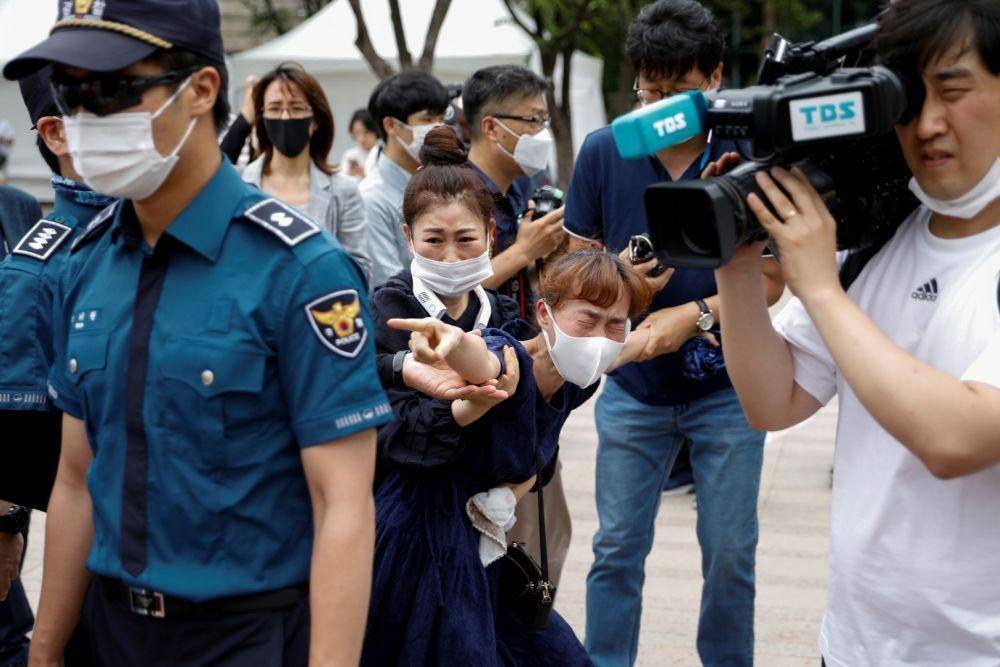Suasana peringatan kepergian mendiang Wali Kota Seoul Park Won-soon di Seoul City Hall Plaza, Korea Selatan, pada 11 Juli 2020. ANTARA FOTO/REUTERS/Kim Hong-Ji