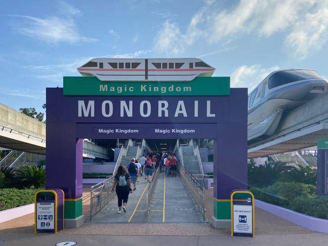 Tampak antrean di wahana monorail kompleks Magic Kingdom, Disney World. (Florida Today)