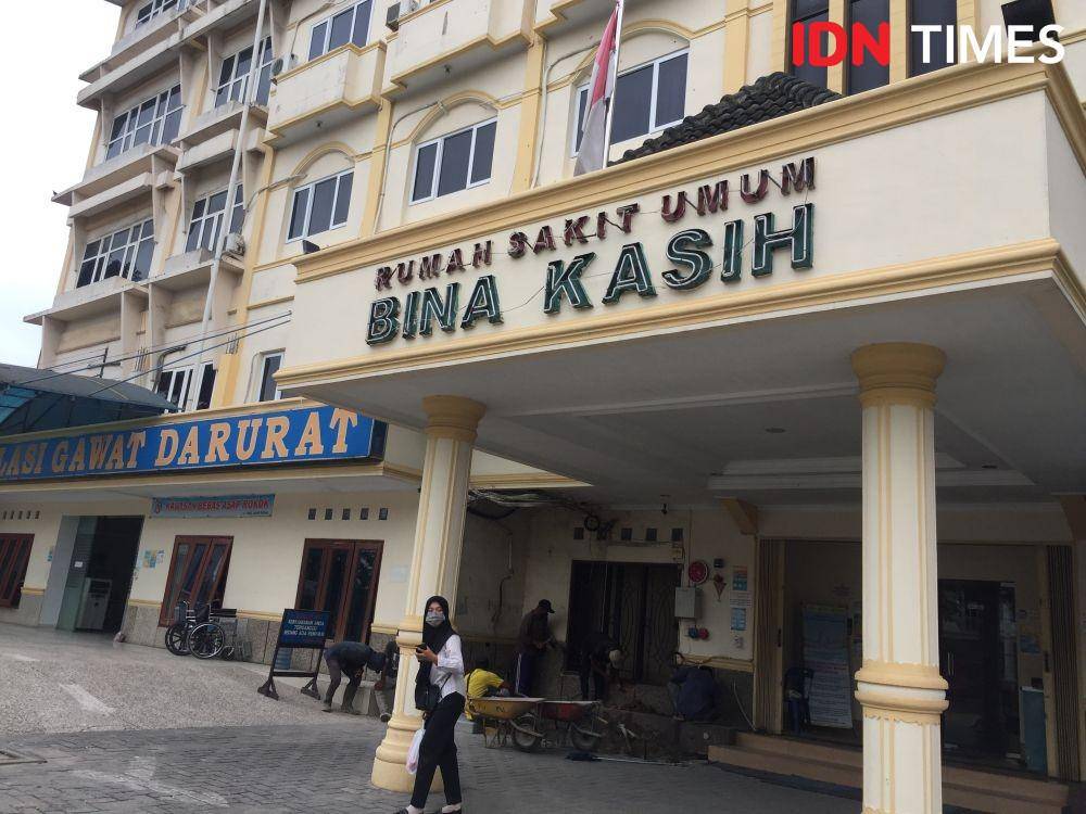 Seorang pasien yang telah melahirkan berstatus COVID-19 di rujuk ke RS. Bina Kasih Medan (Indah Permata Sari/IDN Times)