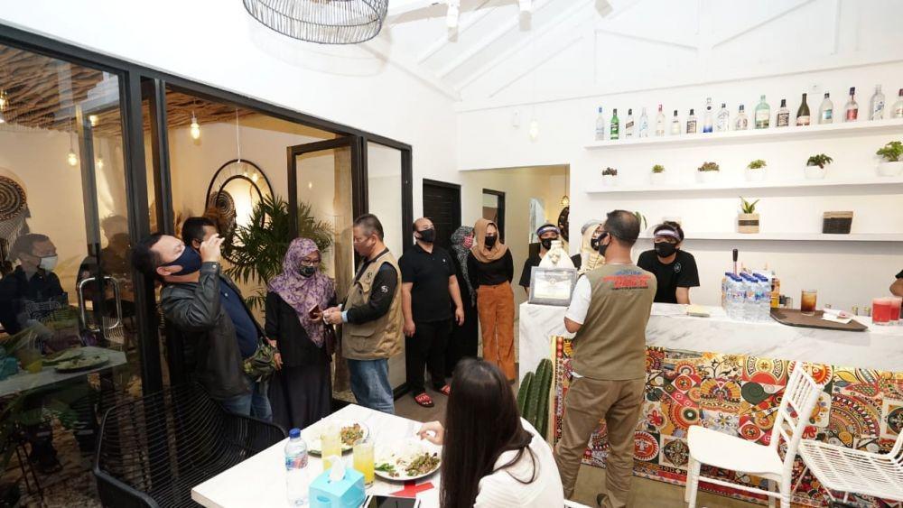 Gugus tugas penanganan COVID-19 Banyuwangi melakukan pemantauan ke tempat usaha, pastikan semua jalani protokol kesehatan. IDN Times/Istimewa
