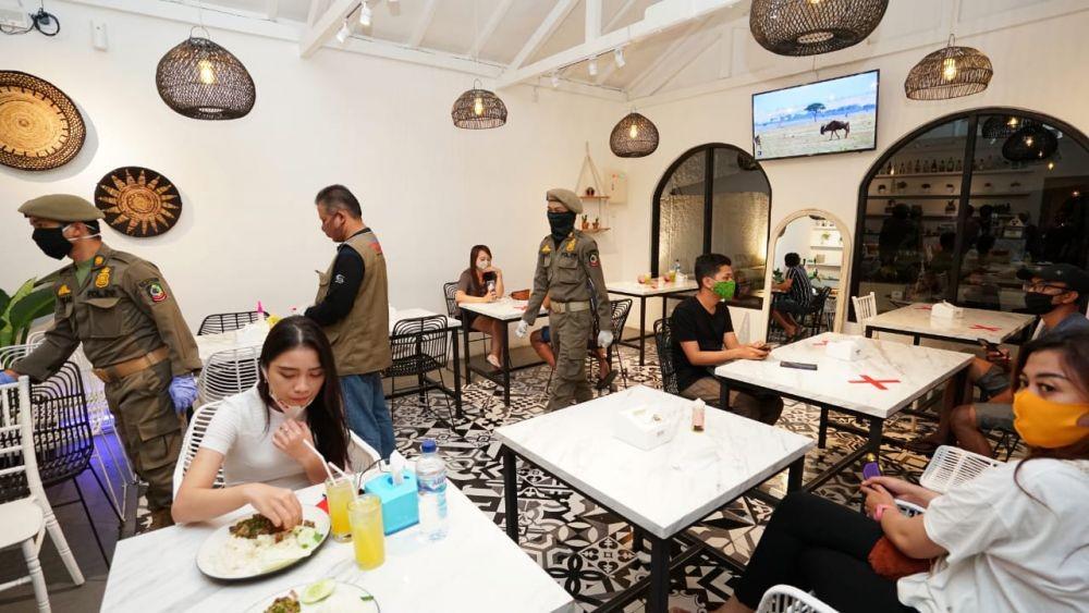 Gugus tugas penanganan COVID-19 Banyuwangi melakukan pemantauan ke tempat usaha, pastikan semua jalani protokol kesehatan. IDN Times/Istimewa