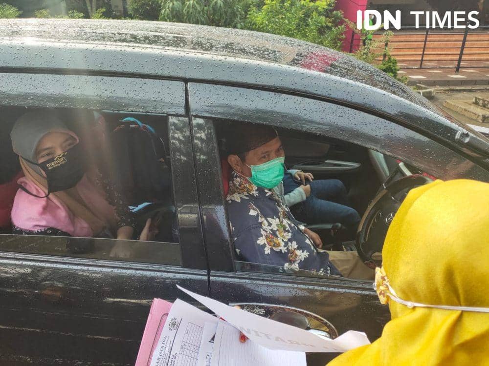 Sekolah di Palembang Ini Gunakan Drive Thru untuk Siswa Baru