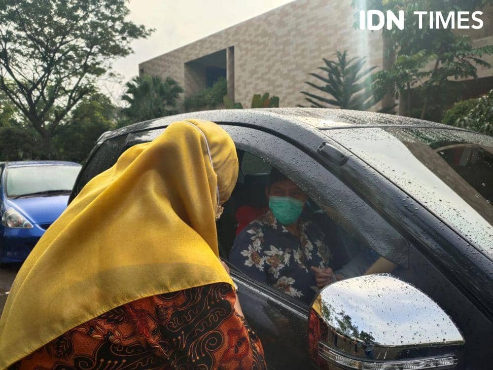 SD IBA Palembang terapkan MPLS Drive Thru (IDN Times/Feny Maulia Agustin)
