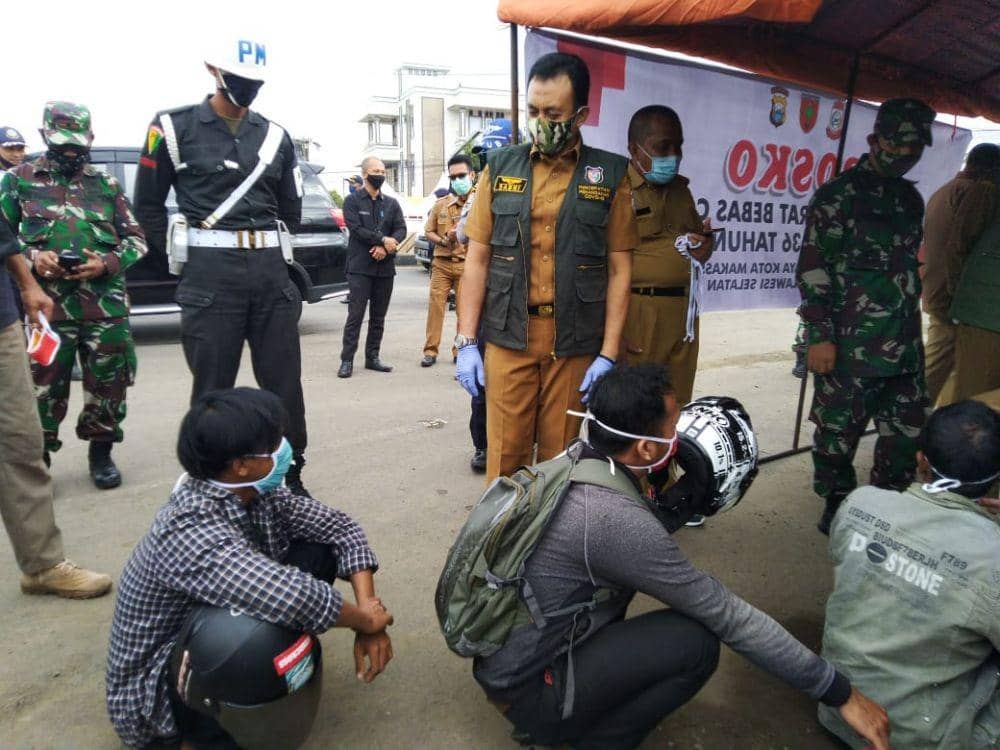 Warga Tak Pakai Masker Disuruh Jalan Jongkok, Warganet: Mirip Tahanan