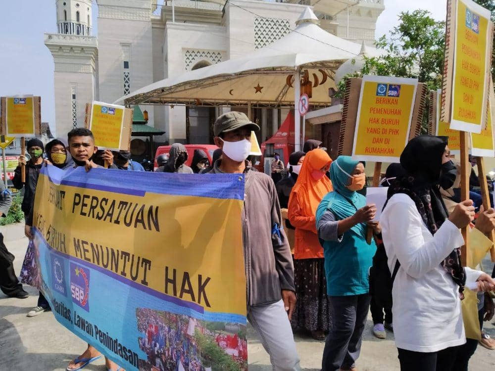 PHK Sepihak, Buruh Produsen Olahan Ayam di Sleman Gelar Unjuk Rasa