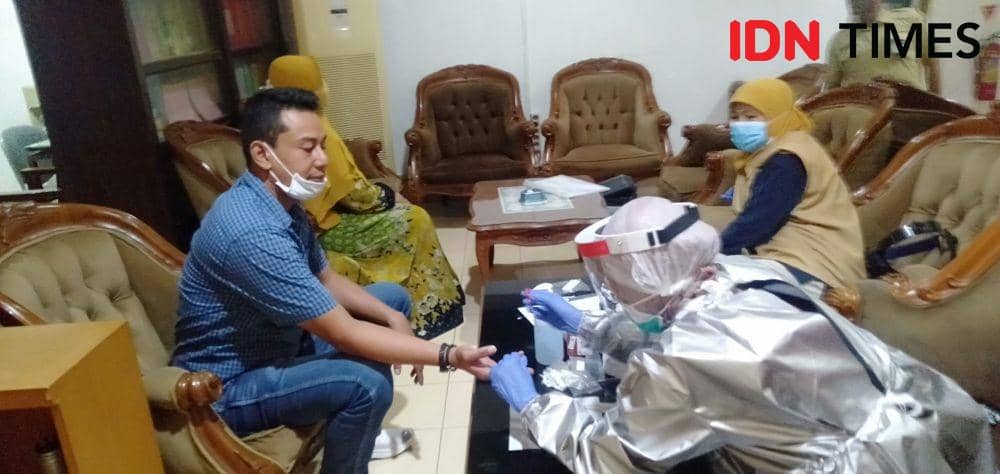 Anggota DPRD Bantul, Johan Munandar ikuti rapid test COVID-19. IDN Times/Daruwaskita