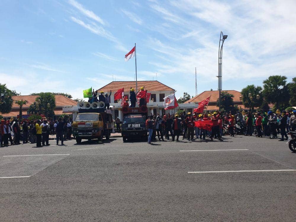 Puluhan orang yang tergabung dalam massa Gerakan Tolak Omnibus Law (Getol) menggelar aksi di depan Gedung Negara Grahadi, Surabaya, Senin (13/7/2020). Dok.IDN Times/Istimewa