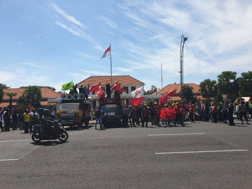 Puluhan orang yang tergabung dalam massa Gerakan Tolak Omnibus Law (Getol) menggelar aksi di depan Gedung Negara Grahadi, Surabaya, Senin (13/7/2020). Dok.IDN Times/Istimewa