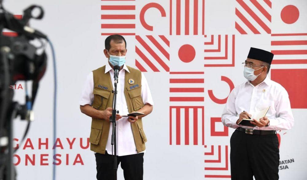 Doni Monardo bersama dengan Muhadjir Effendy memberikan keterangan pers di komplek Istana Negara pada Senin. (13/7/2020) (Dok. IDN Times/Biro Pers Kepresidenan)