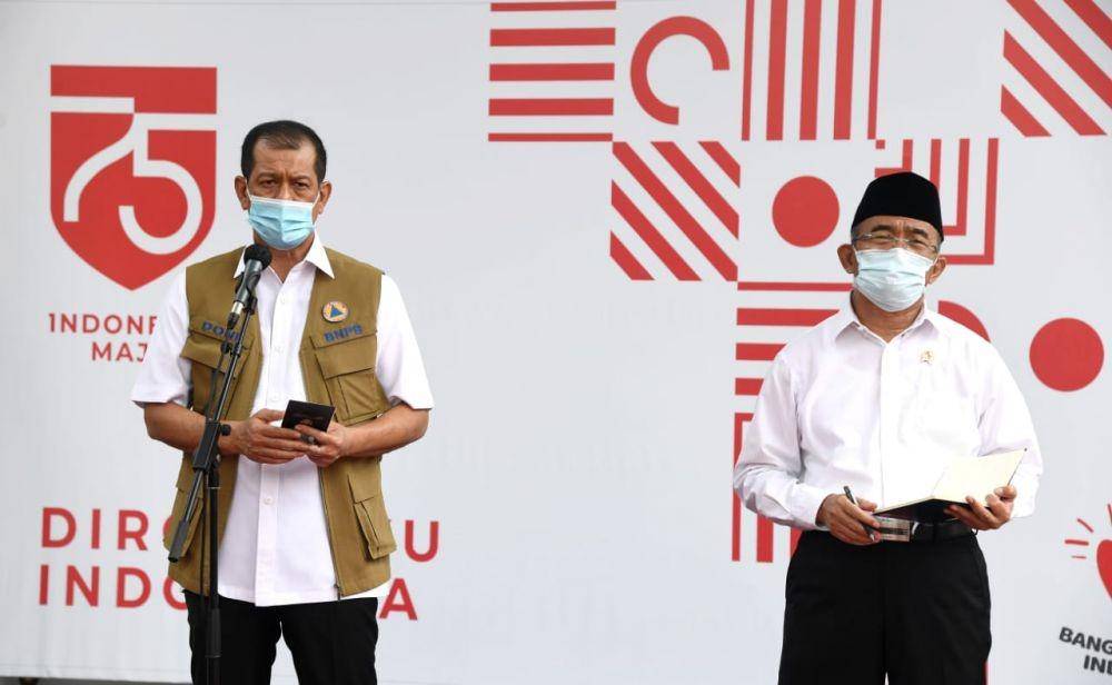 Doni Monardo bersama dengan Muhadjir Effendy memberikan keterangan pers di komplek Istana Negara pada Senin. (13/7/2020) (Dok. IDN Times/Biro Pers Kepresidenan)
