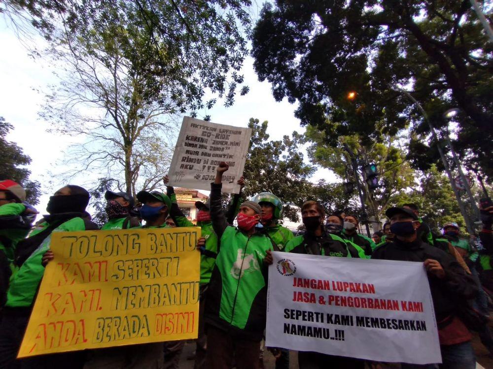 [BREAKING] Belum Boleh Angkut Penumpang, Ribuan Driver Ojol di Bandung Demo