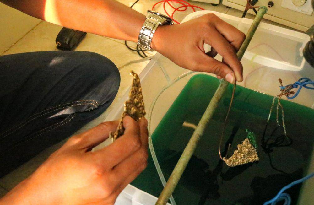 Proses finishing souvenir berbahan dasar logam Good Craft. IDN Times/ Alfi Ramadana