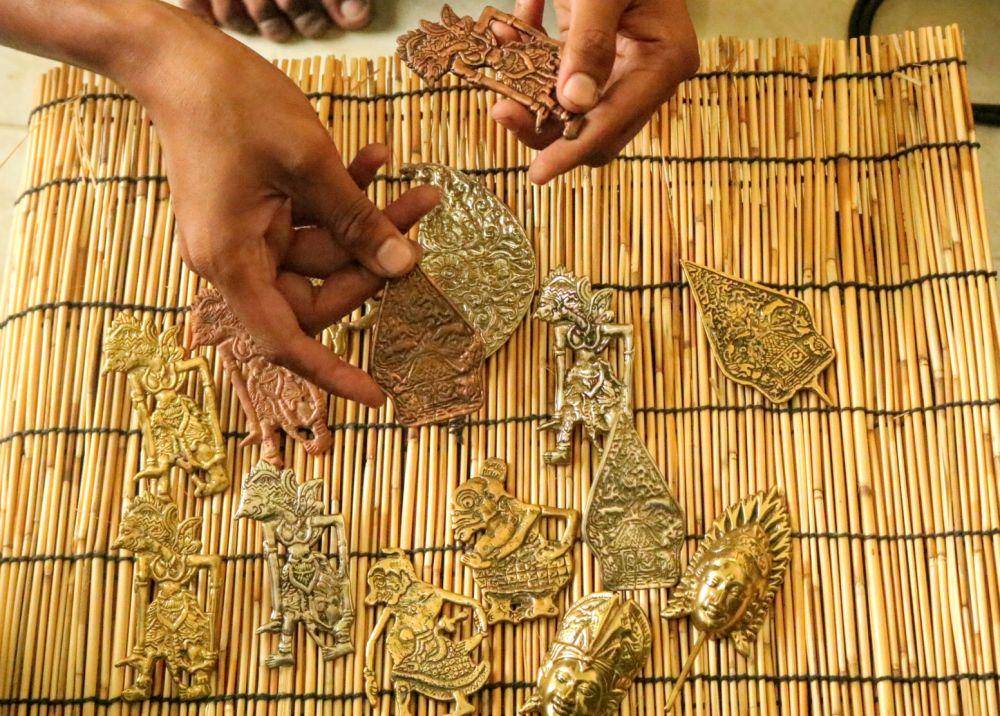 Beberapa souvenir berbahan logam hasil karya Jonathan. IDN Times/ Alfi Ramadana
