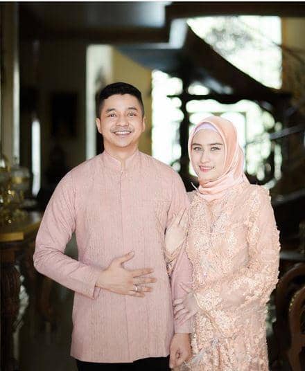 Umumkan Kehamilan, 10 Potret Romantis Angbeen Rishi dan Adly Fayruz