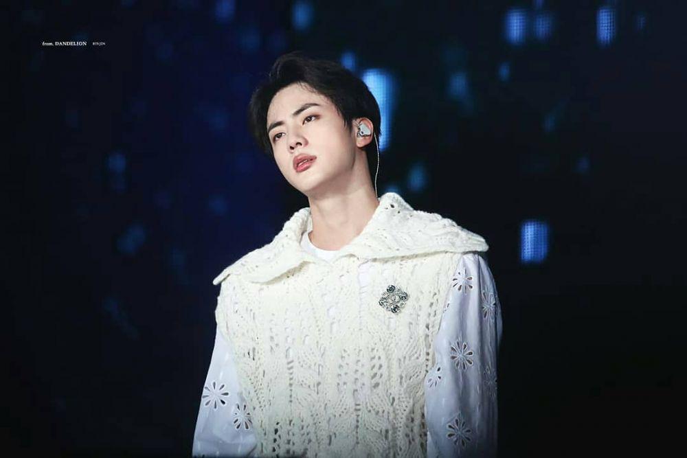10 Potret Paripurna Stage Presence 'Epiphany'  Jin BTS, Bikin Kagum!