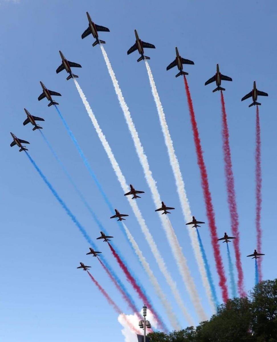 Pesawat jet atraksi Prancis melakukan flyover asap berbendera Prancis (biru, putih, merah) diatas langit Paris, pada 14 Juli 2020. twitter.com/V4Rose