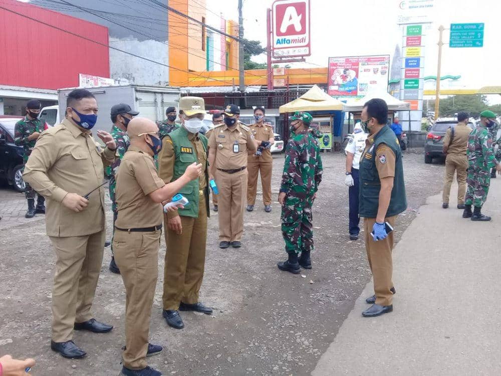 Petugas gabungan memeriksa kelengkapan surat keterangan bebas COVID-19 bagi pengendara yang masuk ke Kota Makassar. IDN Times/Istimewa