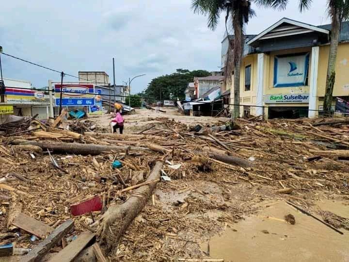 Material yang terbawa banjir saat menerjang Masamba pada Senin (13/7/2020). IDN Times/Istimewa