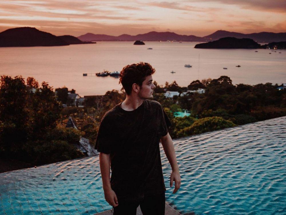 10 Potret Martin Garrix Liburan ke Berbagai Belahan Dunia, Seru!