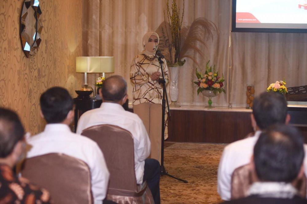 Direktur Utama Pertamina Nicke Widyawati bersama Direktur Utama PT Dok & Perkapalan Kodja Bahari Wahyu Suparyono bersiap melakukan penandatanganan saat acara “Penandatanganan Perjanjian Potensi Kerjasama Sinergi Pertamina Group Dengan BUMN Galangan Kapal Kluster Industri Manufaktur” yang diselenggarakan di Lantai M, Executive Lounge, Pertamina Pusat, Jakarta pada Selasa (14/7/2020) (Dok. IDN Times/Pertamina)