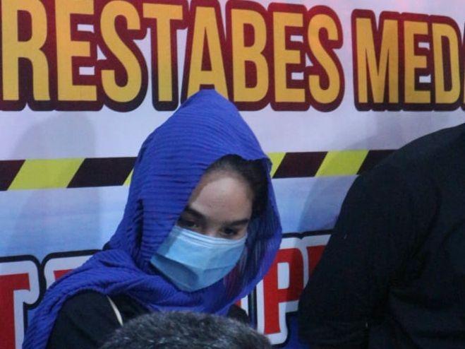 Artis peran HH dihadirkan saat konferensi pers kasus prostitusi yang melibatkannya, Selasa (14/7/2020) malam. (Istimewa)