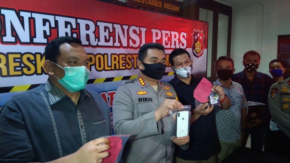 Polisi saat menunjukkan barang bukti kasus prostitusi yang melibatkan artis peran HH dan pengusaha berinisial A. (Istimewa)