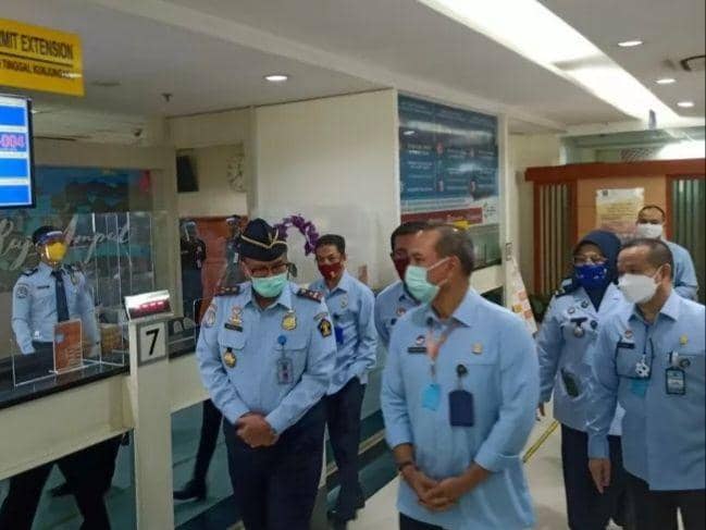 Direktur Jenderal Imigrasi Jhoni Ginting (tengah) saat meninjau Kantor Imigrasi Jakarta Selatan, Senin (15/6/2020) (ANTARA/Fathur Rochman)