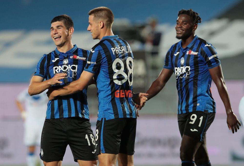 Mario Pasalic, Duvan Zapata, dan Ruslan Malinovskyi merayakan gol ke gawang Brescia, Rabu (15/7/2020) dini hari. Twitter/@UEFAcom_it