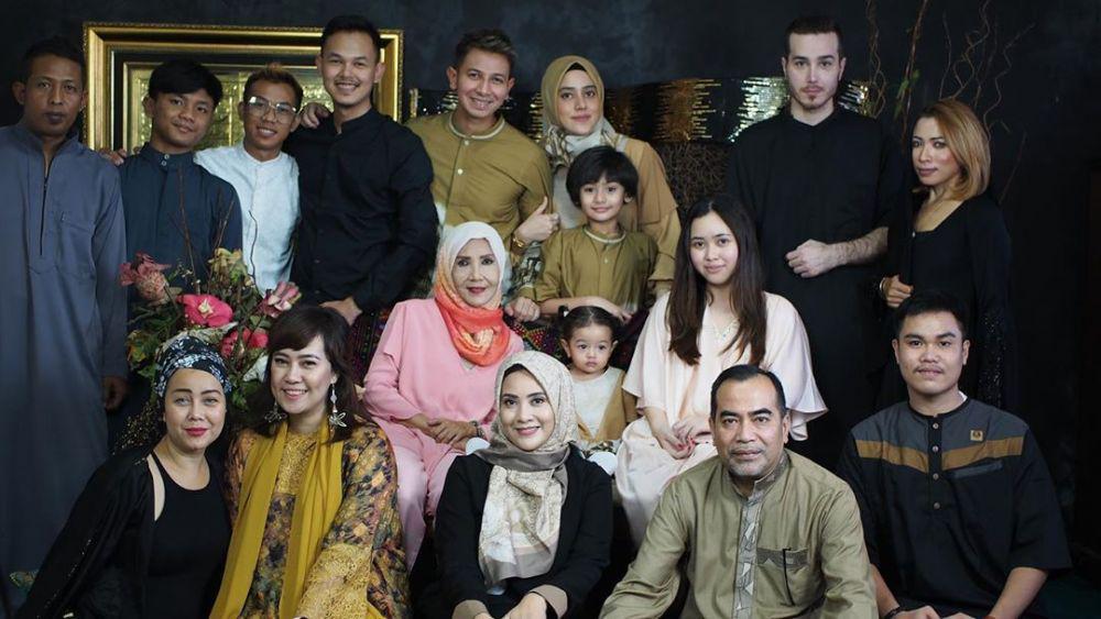10 potret seru elma theana bareng keluarga besar, kompak dan baha
