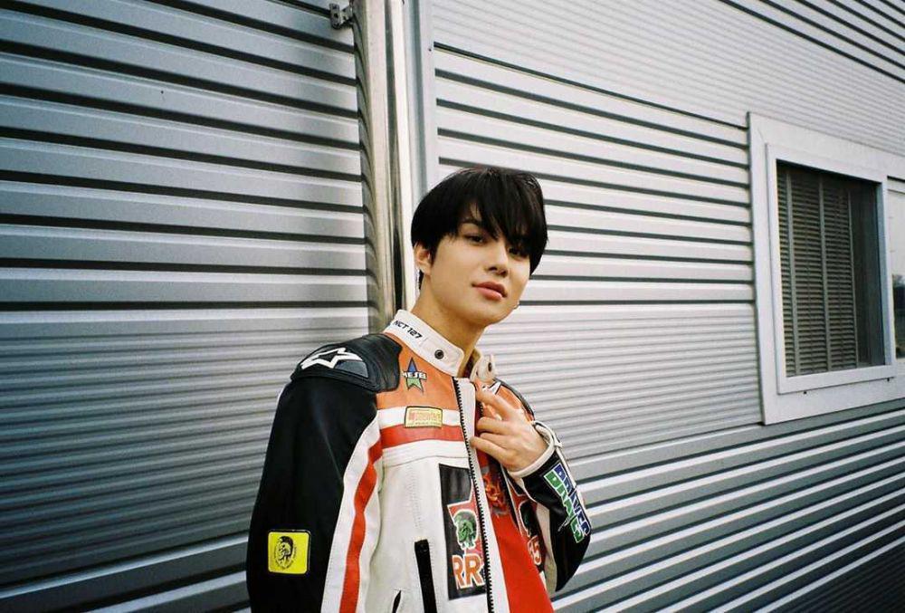 8 Potret Jungwoo NCT dengan Rambut Hitam, Makin Memikat!