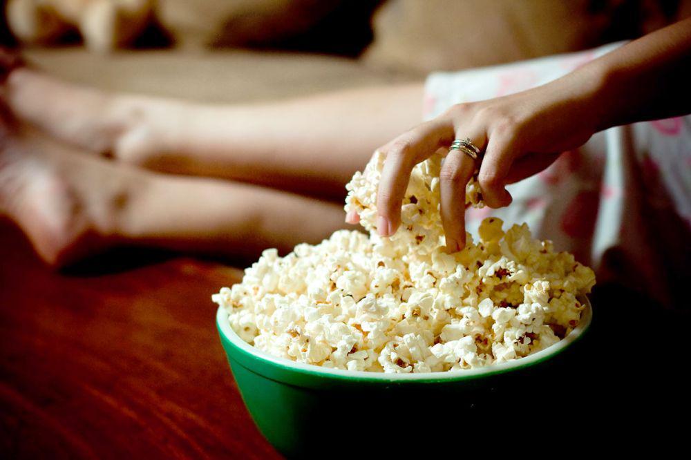 Resep Membuat Popcorn Asin ala Bioskop, Cuma Butuh 3 Bahan Kok!