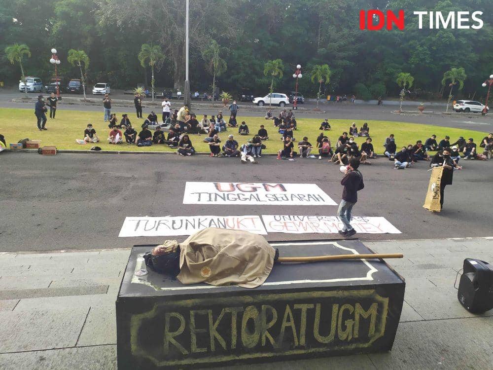 Bawa Peti Hitam, Puluhan Mahasiswa UGM Tuntut Pemerataan UKT