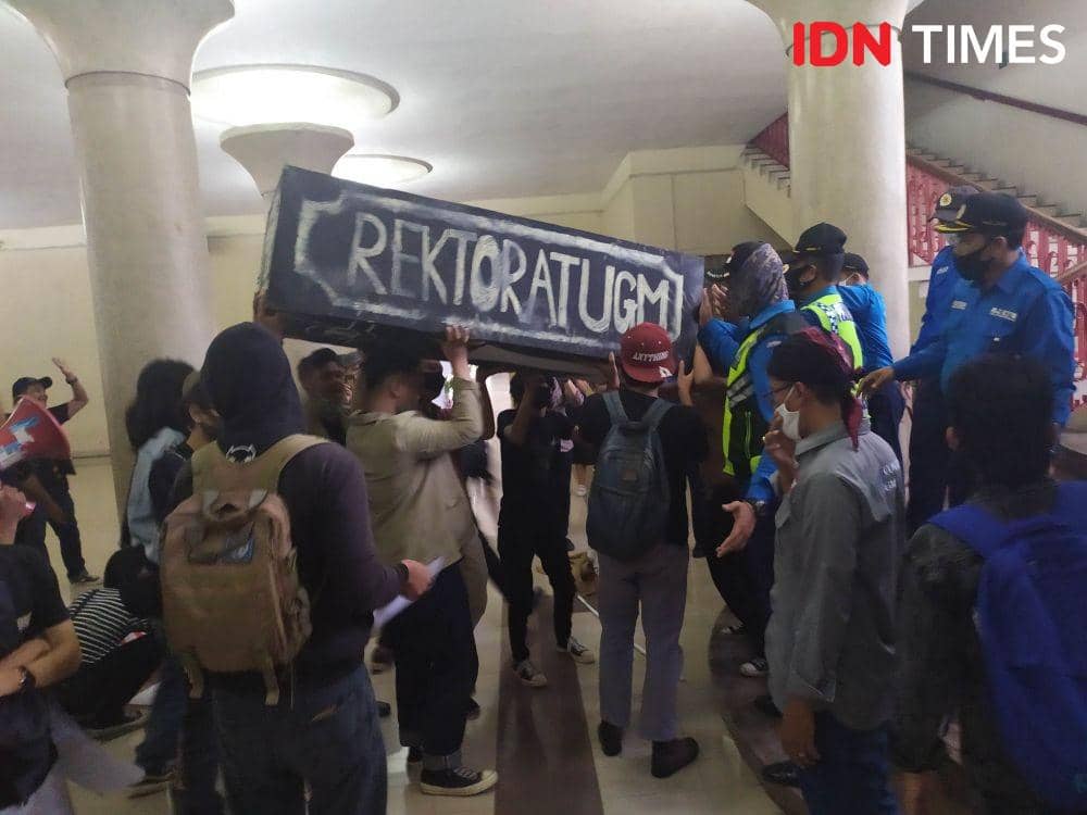 Aksi mahasiswa UGM. IDN Times/Siti Umaiyah