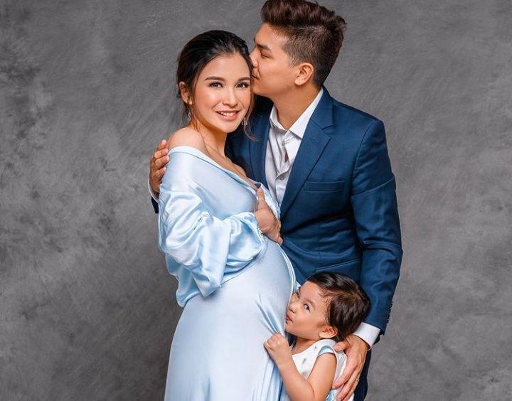 9 Potret Keluarga Glenn dan Chelsea Olivia Sambut Anak Kedua, Kompak!