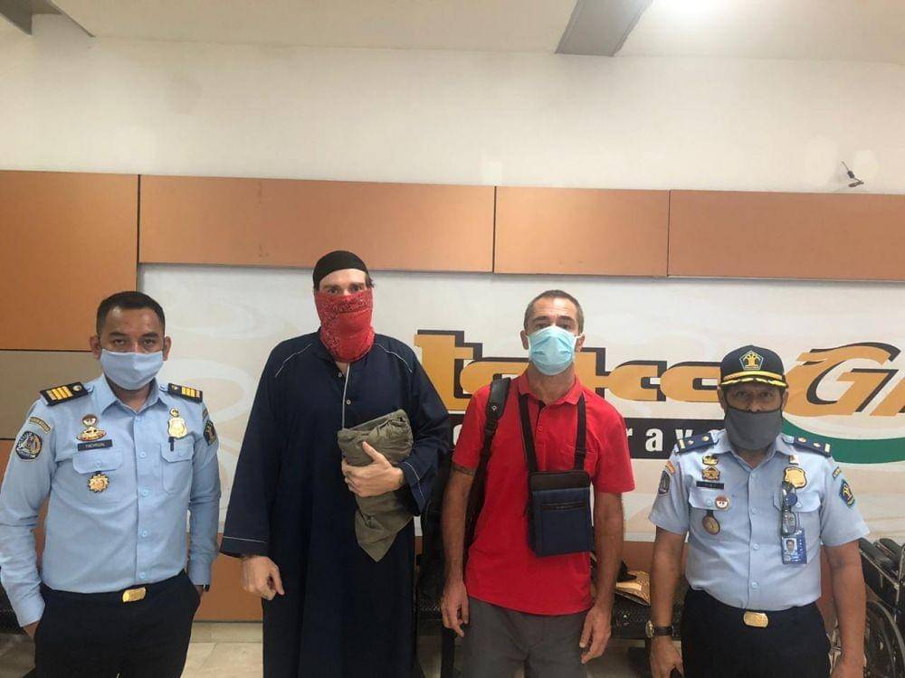 Proses deportasi WNA ke negara asalnya dikawal petugas Rudenim Makassar. IDN Times/Rudenim Makassar