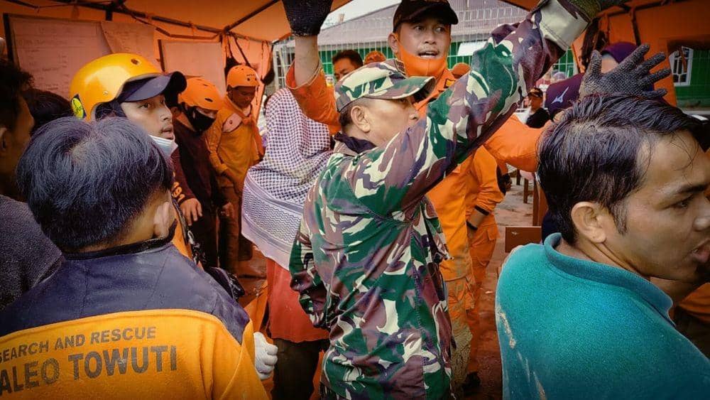 Tim SAR gabungan mengevakuasi korban banjir bandang Masamba, Luwu Utara. Dok. IDN Times/Basarnas Makassar