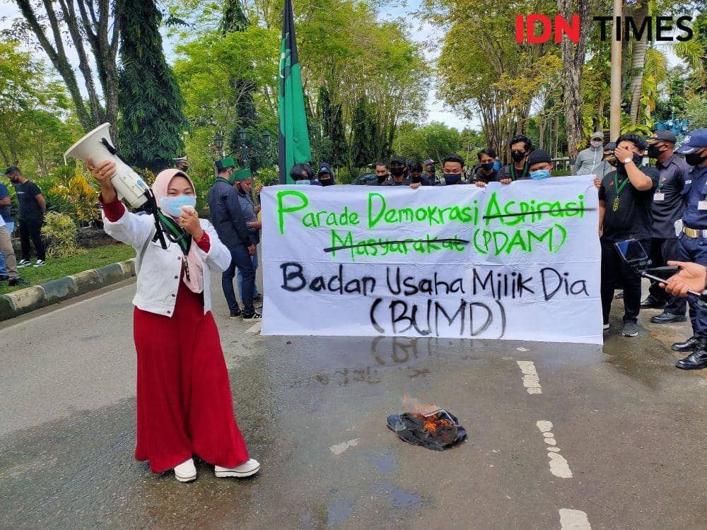 Mahasiswa demo di Kantor PDAM Kota Balikpapan, Kalimantan Timur, Rabu (15/7/2020). IDN Times/Hilmansyah