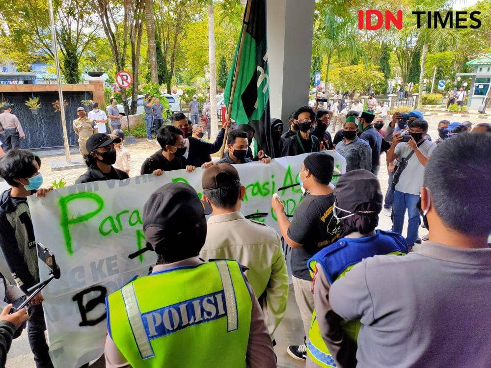 Mahasiswa demo di Kantor PDAM Kota Balikpapan, Kalimantan Timur, Rabu (15/7/2020). IDN Times/Hilmansyah